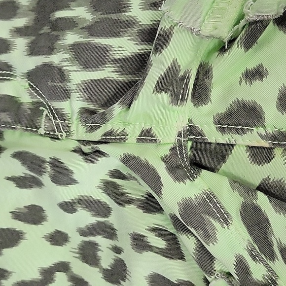 Fragile Blue Jeans Lime Cheetah Print Faded/Distressed Shorts Size 24 - Picture 14 of 15